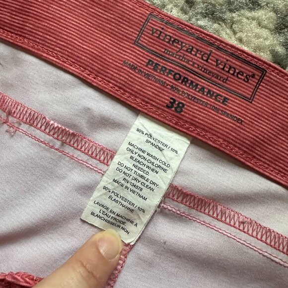 VINEYARD VINES Men's 7 inch On-the-Go Boardshorts 38 red shark stripe - Picture 5 of 6